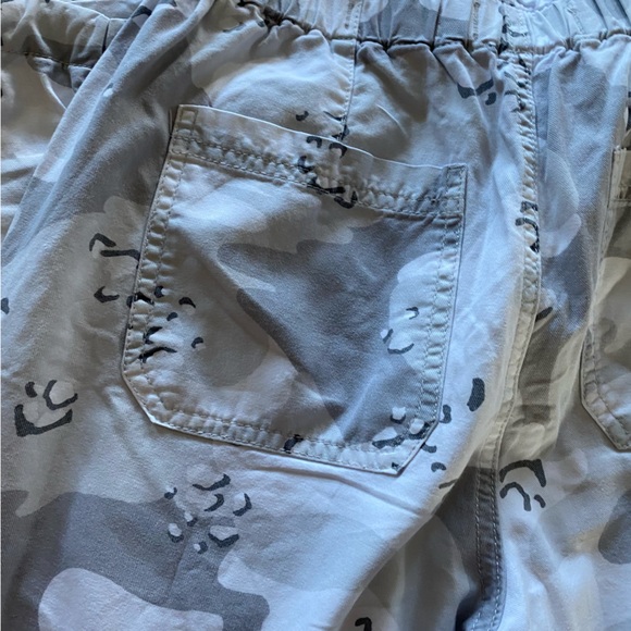 Hollister • Ultra High-Rise Woven Jogger Pants in Grey Camo - Picture 8 of 14